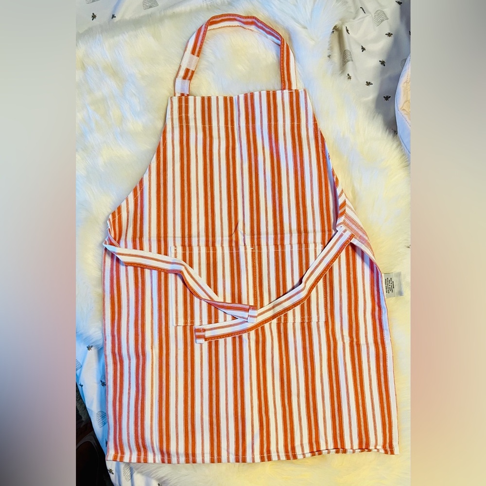 Kid aprons from Williams Sonoma (5) sold as a set for cooking/baking party